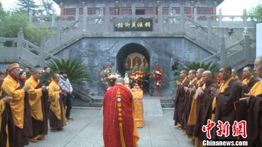 五百米《四书五经》长卷白马寺展出僧众举行盛大法会